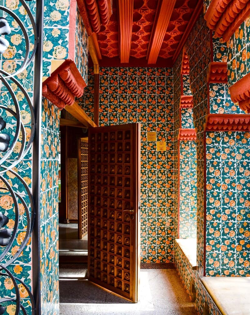 Inside casa vicens