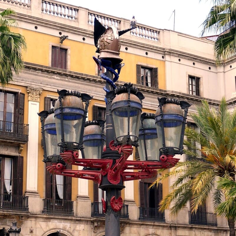 Lamp post gaudi placa reial